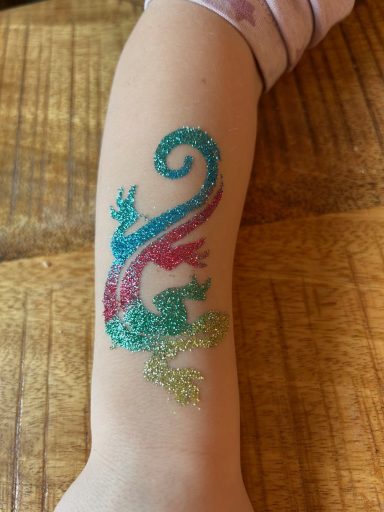 Glitzertattoo Chameleon in Seevetal Glitzertattoo Chameleon, professionell umgesetzt von Faceglimmer, Geburtstag in Seevetal