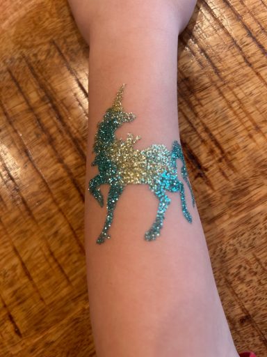 Einhorn Glitzertattoo in Seevetal Glitzertattoo Einhorn, professionell umgesetzt von Faceglimmer, Geburtstag in Seevetal