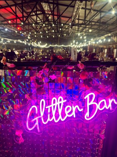 Ansprechendes Set-Up für Glitterbar in Hamburg Mobile Glitterbar mit hochwertigem Glitzer und stilvollem Setup von Faceglimmer für Events in Seevetal und Hamburg