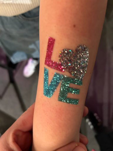 Love Glitzertattooin Hamburg Glitzertattoo Love, professionell umgesetzt von Faceglimmer, Geburtstag in Seevetal