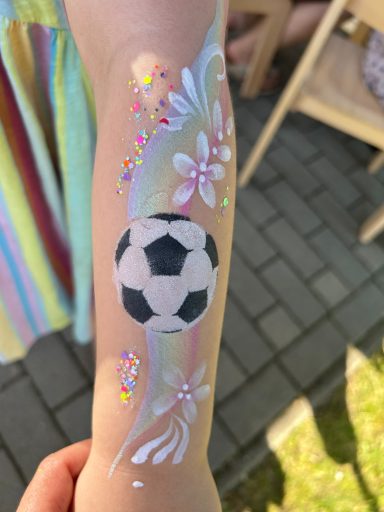 Fußball in Seevetal Buntes Facepainting-Motiv für Kinder und Erwachsene, professionell geschminkt von Faceglimmer in Seevetal