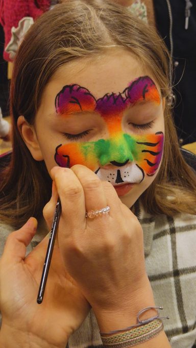 Buntes Facepainting-Motiv für Kinder, professionell geschminkt von Faceglimmer in Seevetal