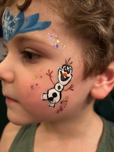 Buntes Facepainting-Motiv für Kinder, professionell geschminkt von Faceglimmer in Seevetal
