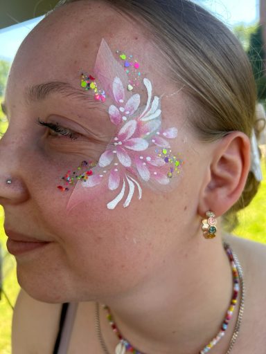 Flower Facepainting & Glitzer in Seevetal Mobile Glitterbar mit hochwertigem Glitzer und stilvollem Setup von Faceglimmer für Events in Seevetal und Hamburg