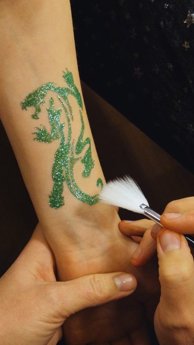 Glitzertattoo Weihnachtsmarkt in Seevetal Hochwertiges Glitzertattoos, professionell umgesetzt von Faceglimmer auf dem Weihnachtsmarkt in Seevetal