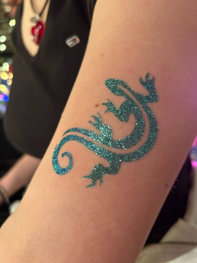 Eidechse Glitzertattoo in Hamburg Glitzertattoo Eidechse, professionell umgesetzt von Faceglimmer, Geburtstag in Seevetal