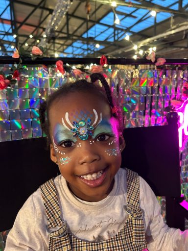 Buntes Facepainting-Motiv für Kinder, professionell geschminkt von Faceglimmer in Seevetal