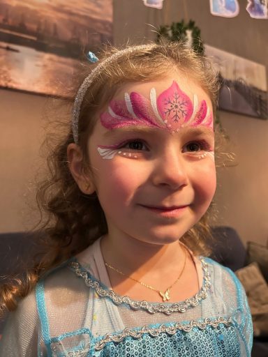 Buntes Facepainting-Motiv für Kinder, professionell geschminkt von Faceglimmer in Hamburg
