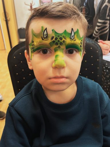 Buntes Facepainting-Motiv für Kinder, professionell geschminkt von Faceglimmer in Seevetal