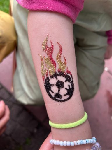 Fußball Glitzertattoo in Hamburg Glitzertattoo Fußball mit Flamme, professionell umgesetzt von Faceglimmer, Geburtstag in Seevetal