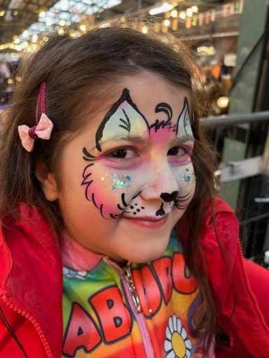 Buntes Facepainting-Motiv für Kinder, professionell geschminkt von Faceglimmer in Hamburg