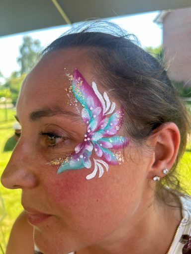 Flower Facepainting & Glitzer in Seevetal Mobile Glitterbar mit hochwertigem Glitzer und stilvollem Setup von Faceglimmer für Events in Seevetal und Hamburg