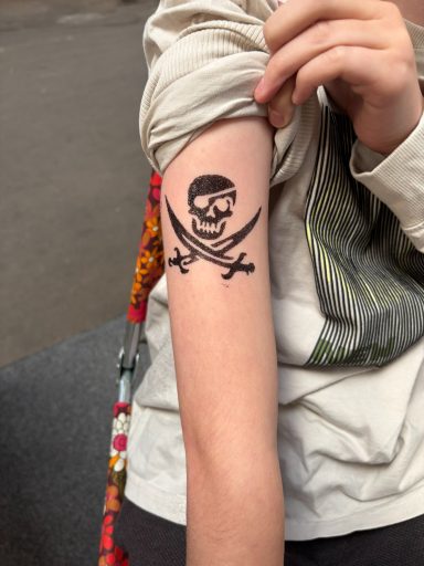 Pirat Glitzertattoo in Hamburg Glitzertattoo Pirat, professionell umgesetzt von Faceglimmer, Geburtstag in Seevetal