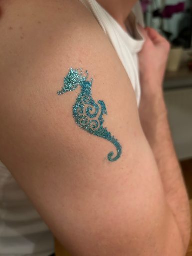 Glitzertattoo Seepferdchen in Seevetal Glitzertattoo Seepferdchen, professionell umgesetzt von Faceglimmer, Geburtstag in Seevetal