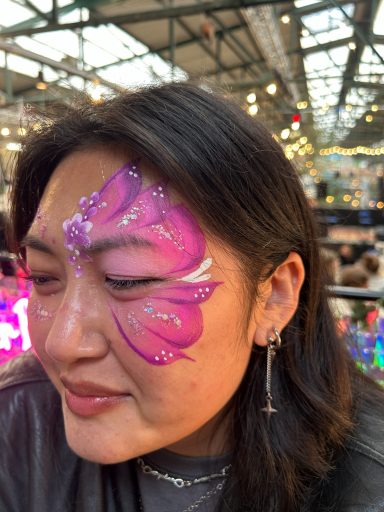 Schmetterling in Hamburg Buntes Facepainting-Motiv für Kinder und Erwachsene, professionell geschminkt von Faceglimmer in Hamburg
