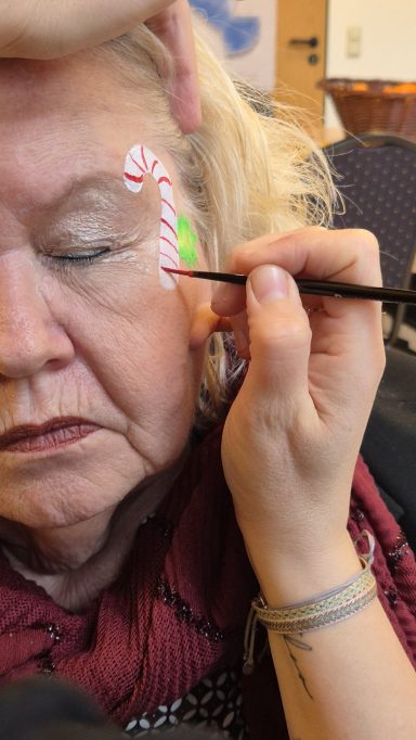 Buntes Facepainting-Motiv für Erwachsene, professionell geschminkt von Faceglimmer in Seevetal