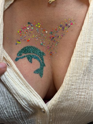 Delfin Glitzertattoo in Hamburg Glitzertattoo Delfin, professionell umgesetzt von Faceglimmer, Markt der Möglichkeiten in Hamburg
