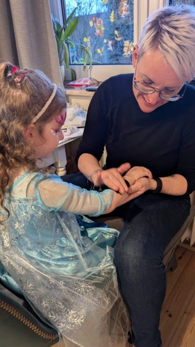 Glitzertattoos Kindergeburtstag in Hamburg Glitzertattoos, professionell umgesetzt von Faceglimmer in Seevetal, Hamburg und südlicher Großraum von Hamburg