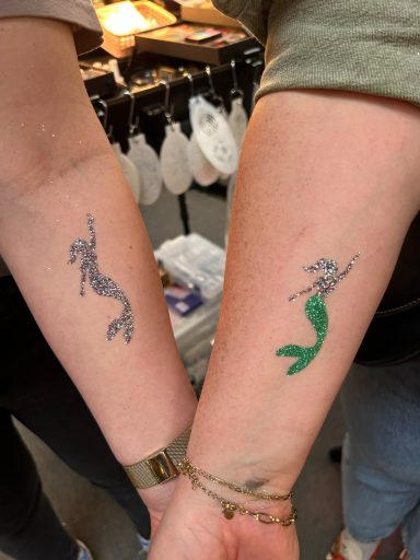 Arielle Glitzertattoo in Hamburg Glitzertattoo Meerjungfrau, professionell umgesetzt von Faceglimmer, Geburtstag in Seevetal