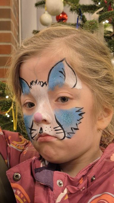 Buntes Facepainting-Motiv für Kinder, professionell geschminkt von Faceglimmer in Seevetal