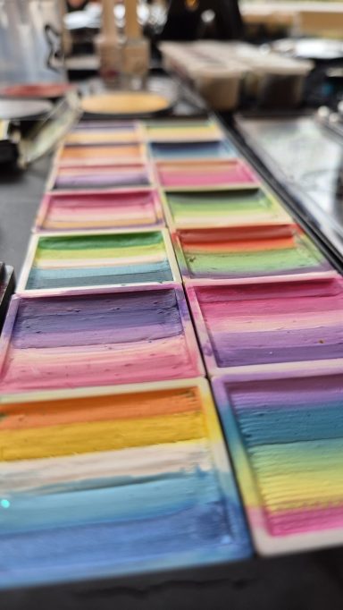 Professionelle Facepainting-Farben und Pinsel für sicheres Kinderschminken bei Veranstaltungen